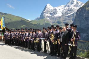 Die MGU in Uniform vor dem Mürrener Bergpanorama.