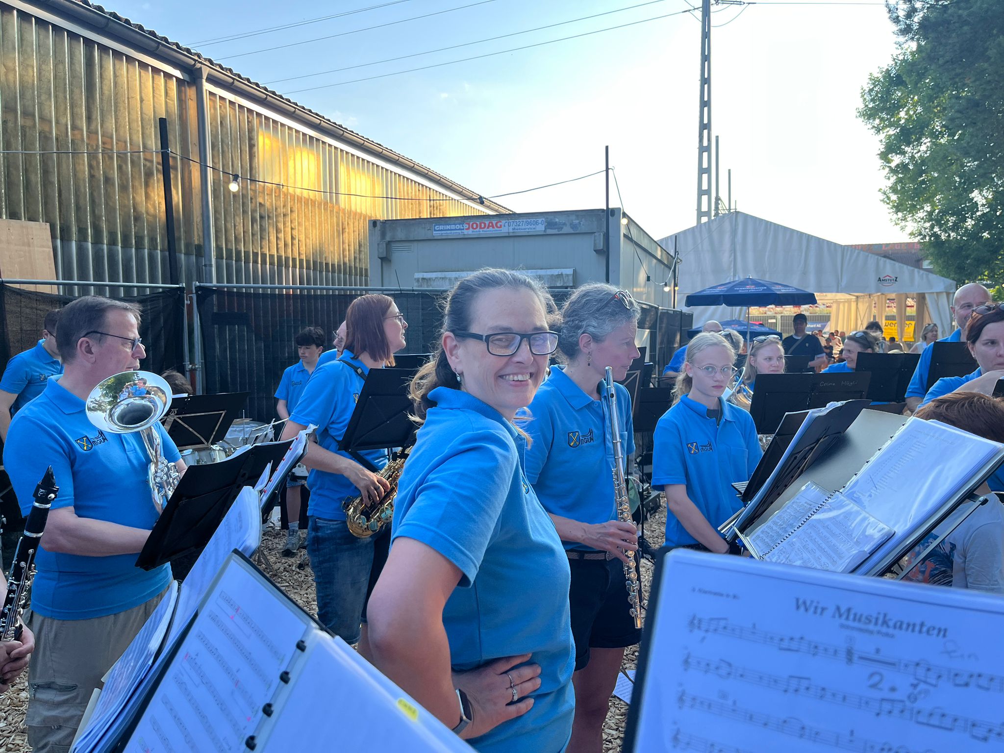Musikantin in Formation für Ständchen