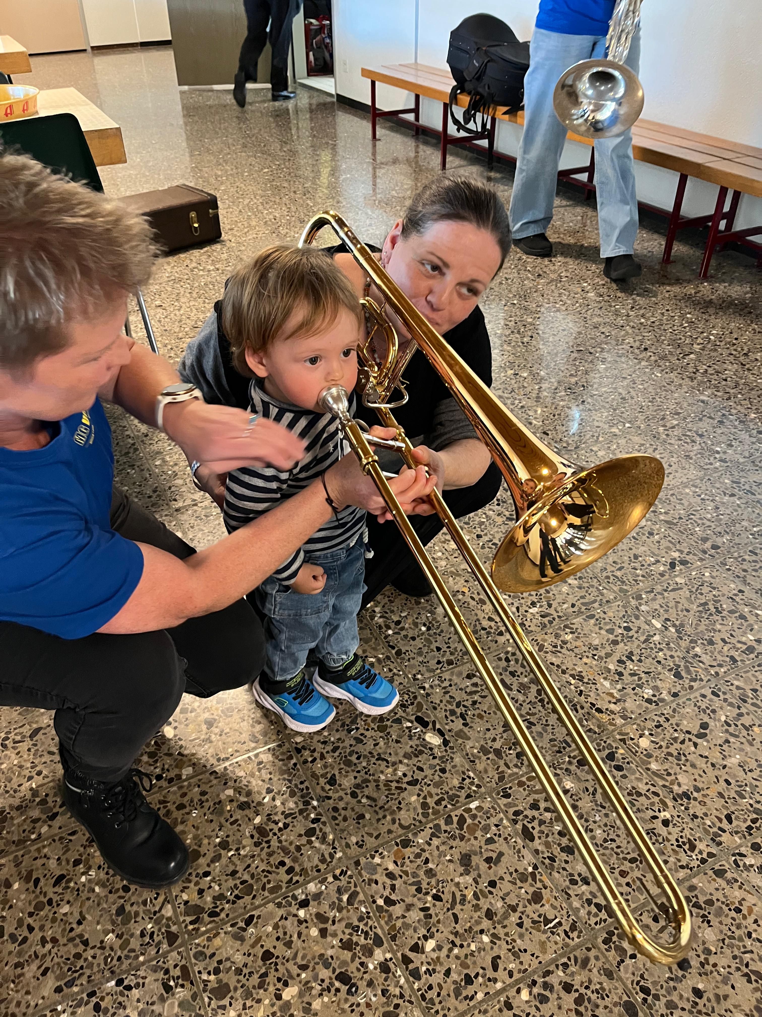 Kleiner Junge der Posaune spielt