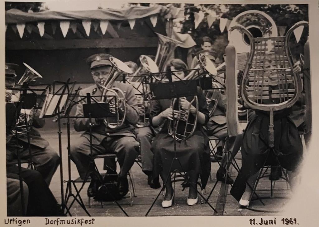 Ein paar Musikanten spielen auf der Bühne. (Die restliche MGU ist nicht im Bild)