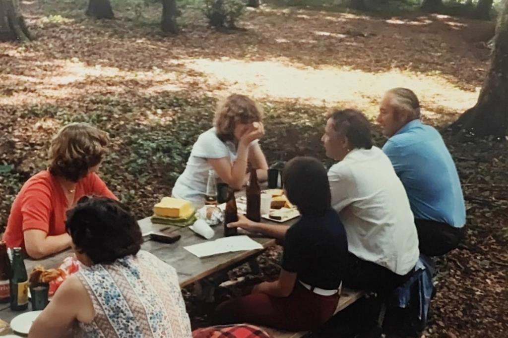Tisch im Wald mit sechs Personen.