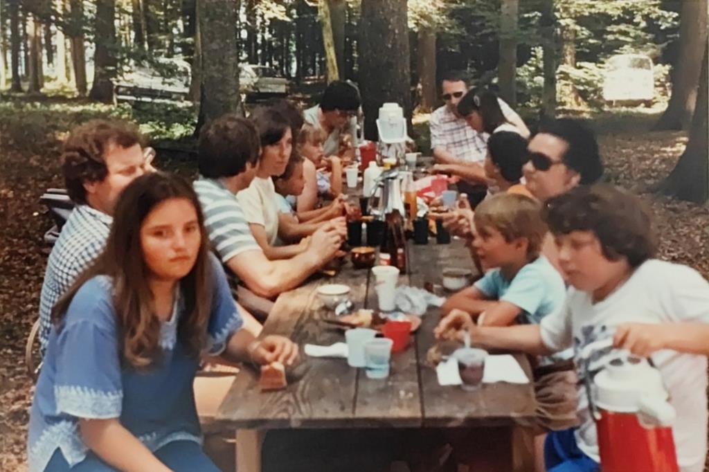 Tisch im Wald mit vielen Personen.