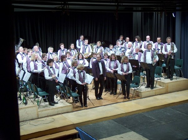 MGU stehend auf der Bühne des Mehrzweckgebäudes.