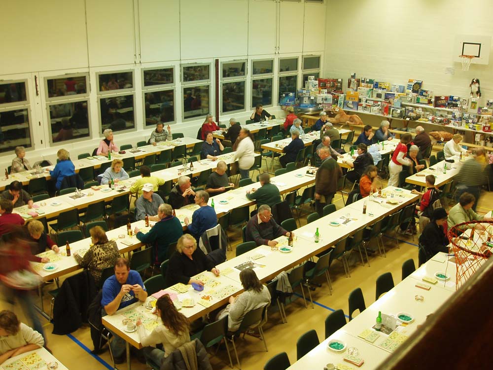 Übersicht über die Turnhalle mit einigen Lottospielern.