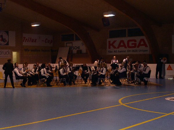 Die MGU in der düsteren Rollhockeyhalle Grüeneblätz.