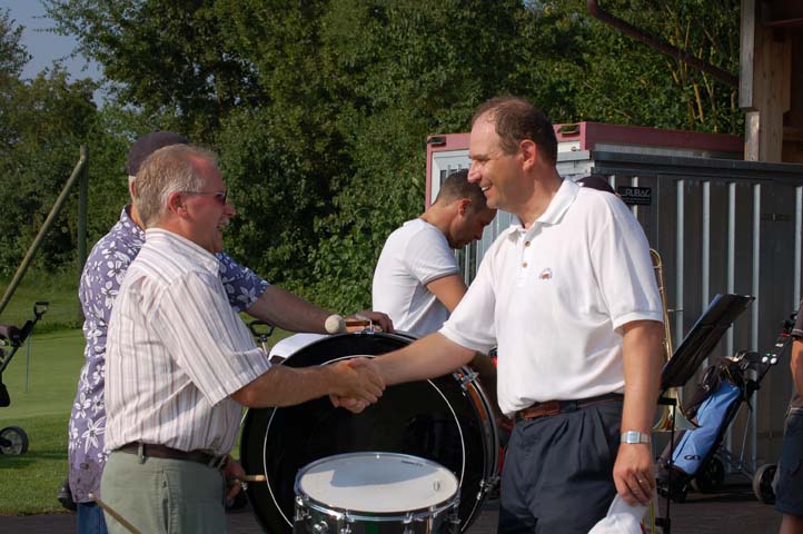 Beat nimmt Gratulation von Pierre entgegen.