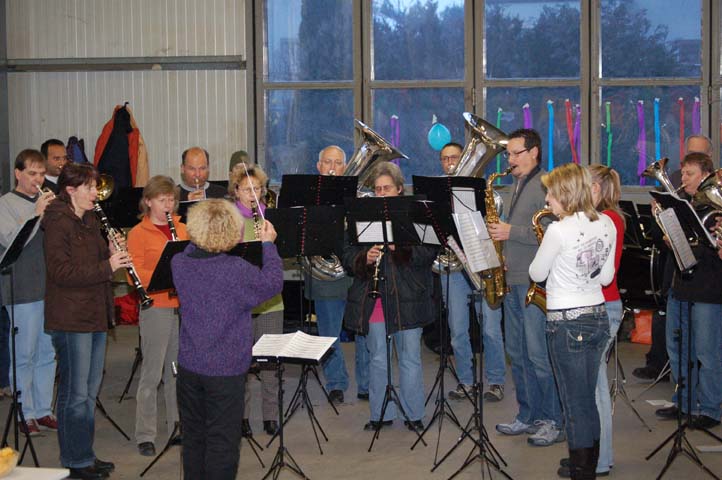 MGU im Halbkreis. Regula dirigiert.