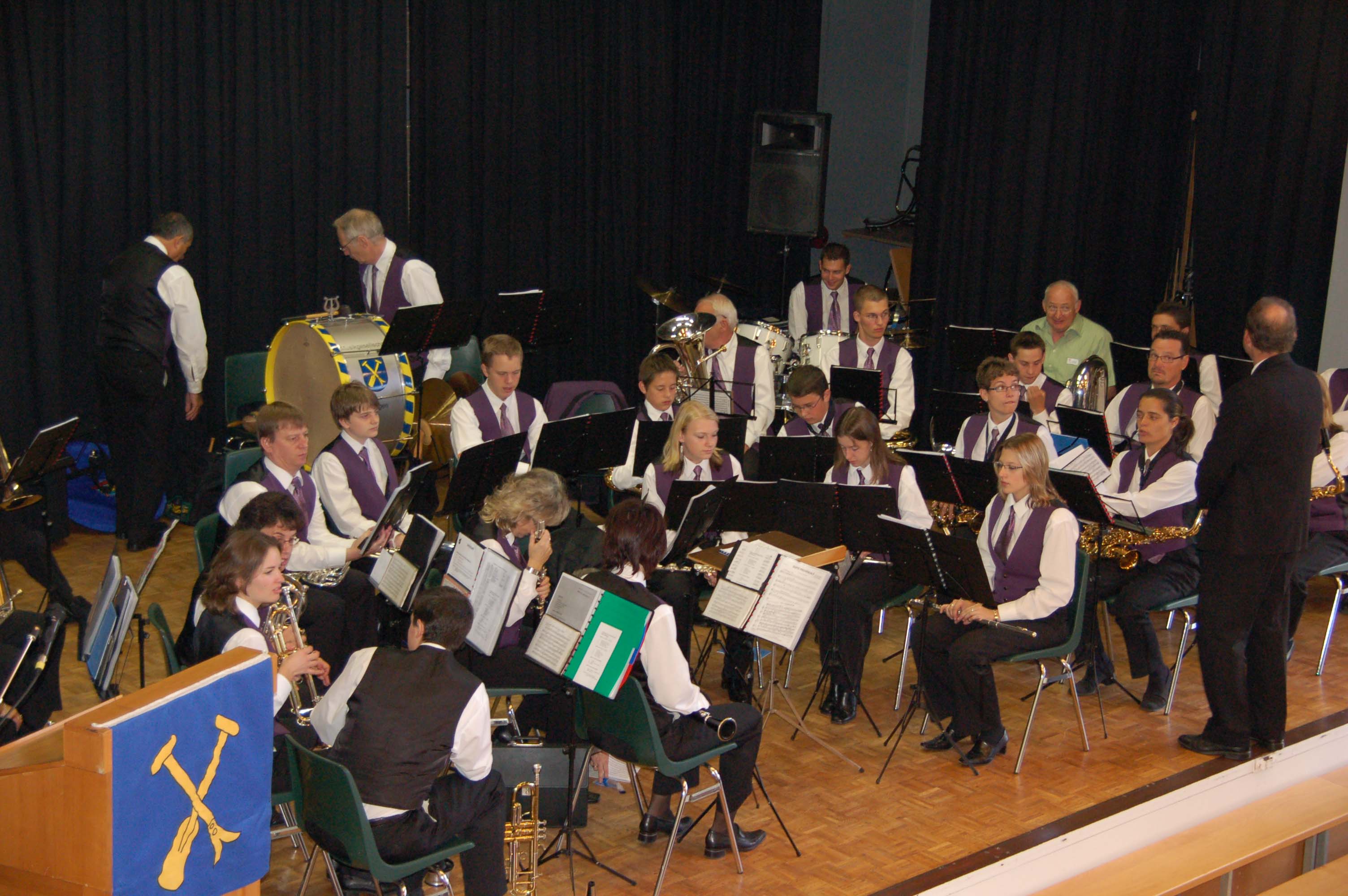 Die uniformierte MGU auf der Bühne des Mehrzweckgebäudes.