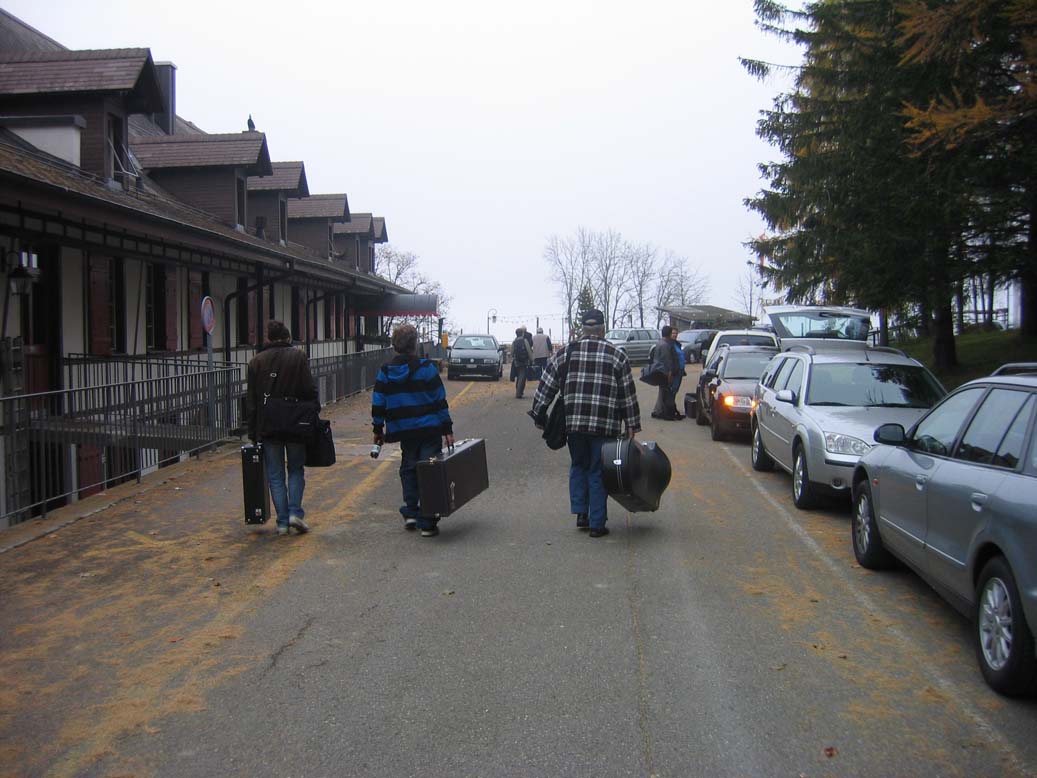 Drei Musikanten gehen auf den Heimweg (von hinten fotografiert)