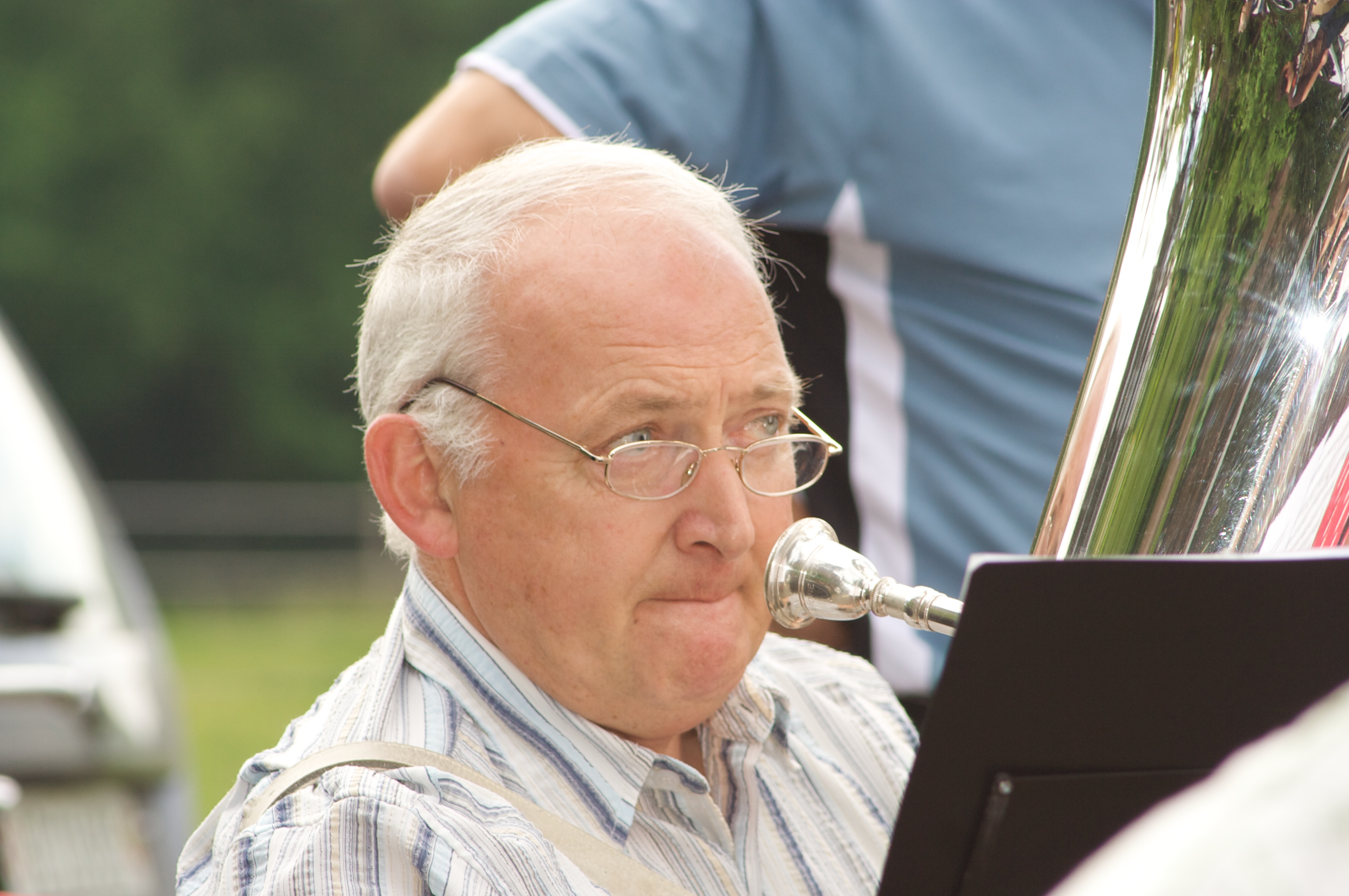 Ernst hinter seinem Bass