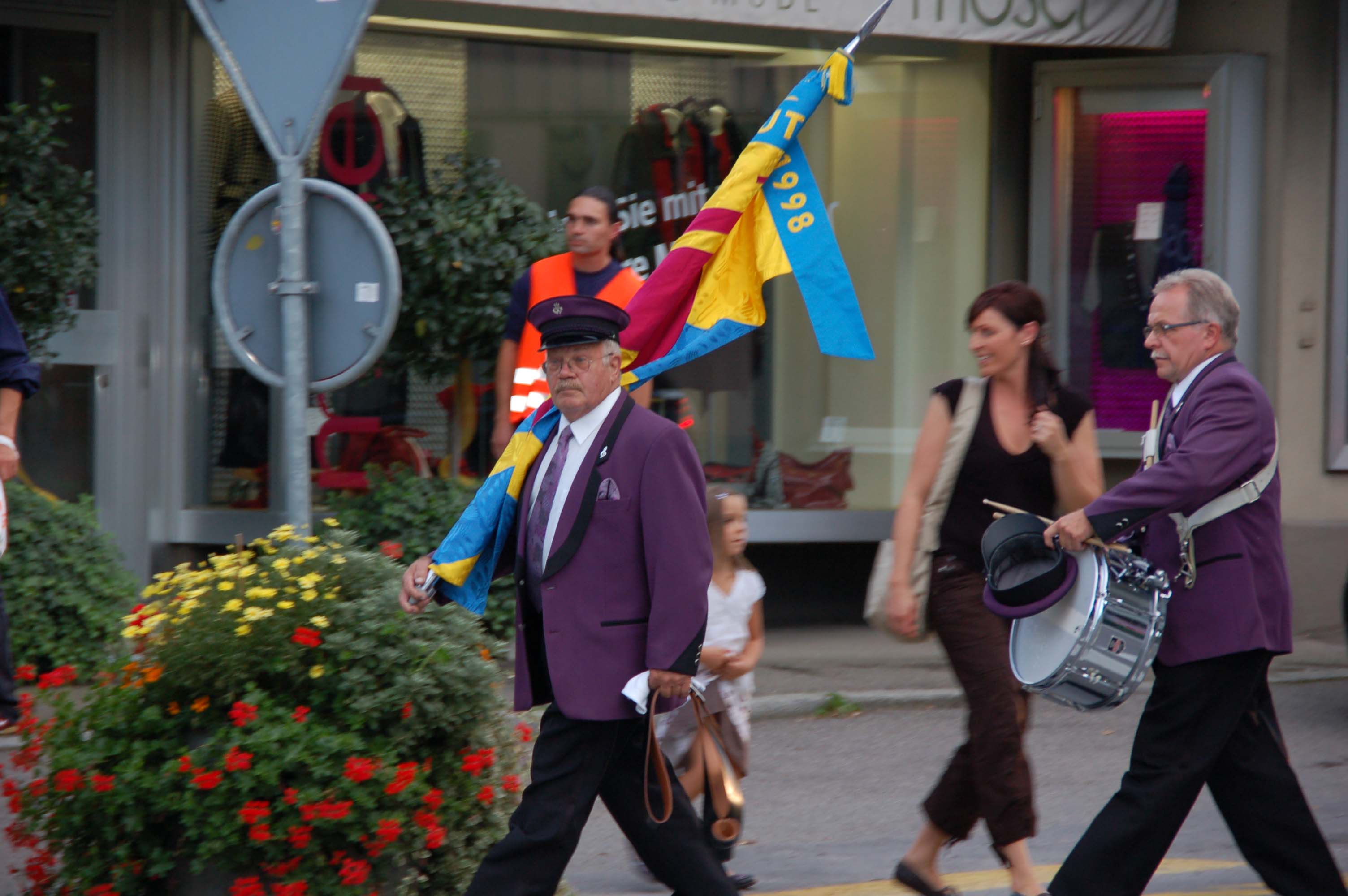 Fähnrich Kurt und Pierre auf dem Weg zum Start.