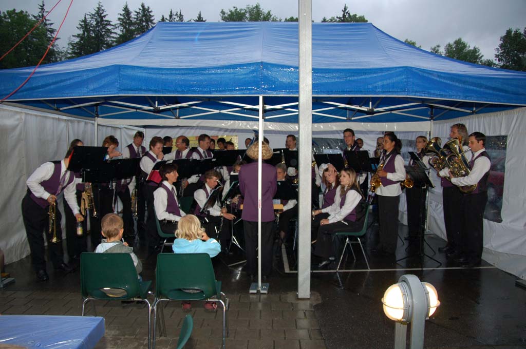 MG Uttigen unter blauem Partyzelt.