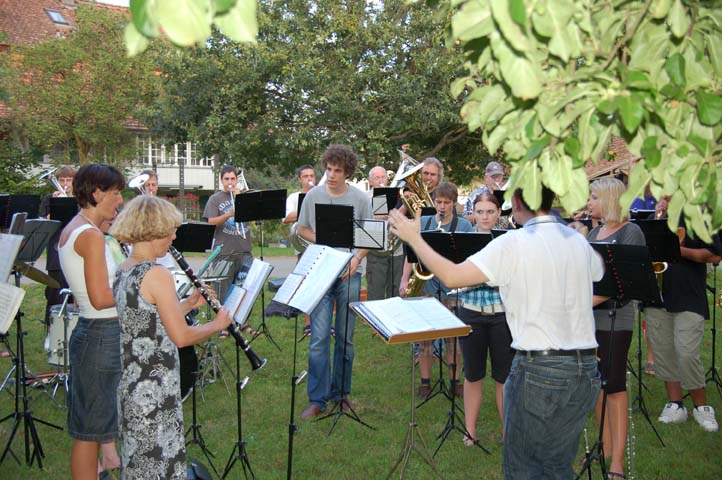 MGU in ziviler Kleidung im Halbkreis beim Ofenhaus Kienersrüti.