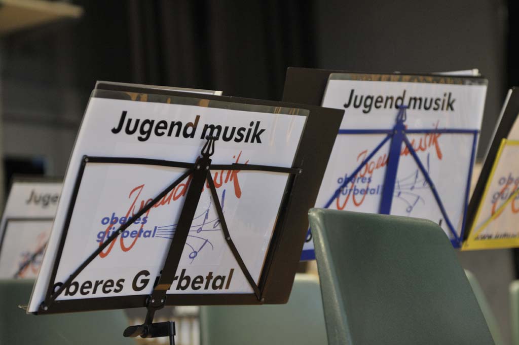 Zwei Notenständer mit dem Logo der Jugendmusik oberes Gürbetal.