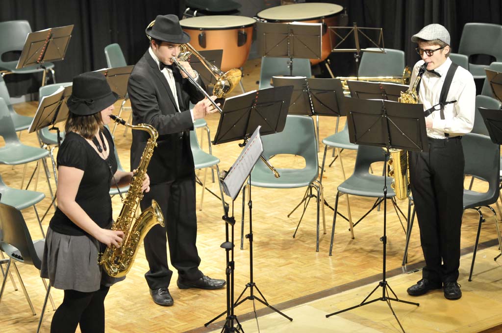 Ein Jungmusikantentrio gibt ein Solo.