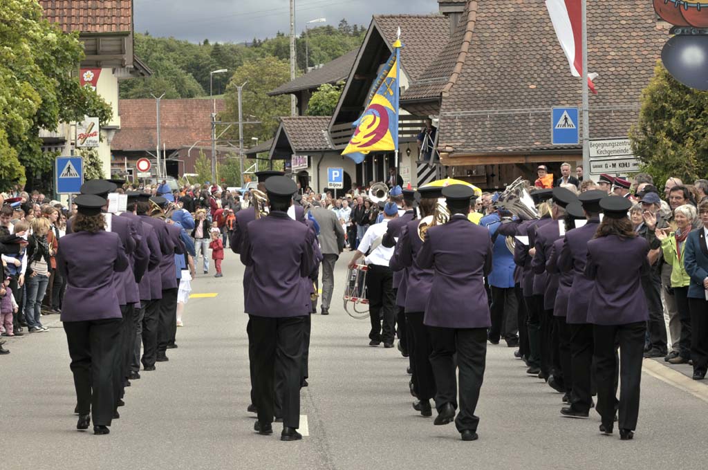 Die MG Uttigen auf der Marschmusik von hinten.