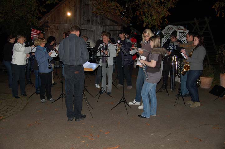 Die MG Uttigen gibt im Dunkeln ein Ständchen.