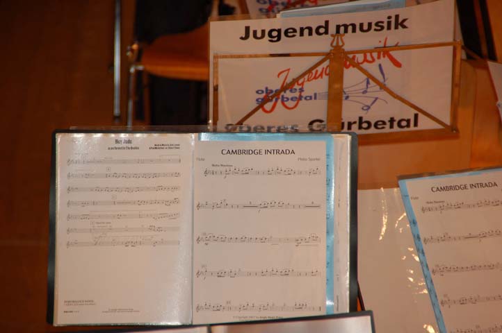 Notenständer auf der Bühne.