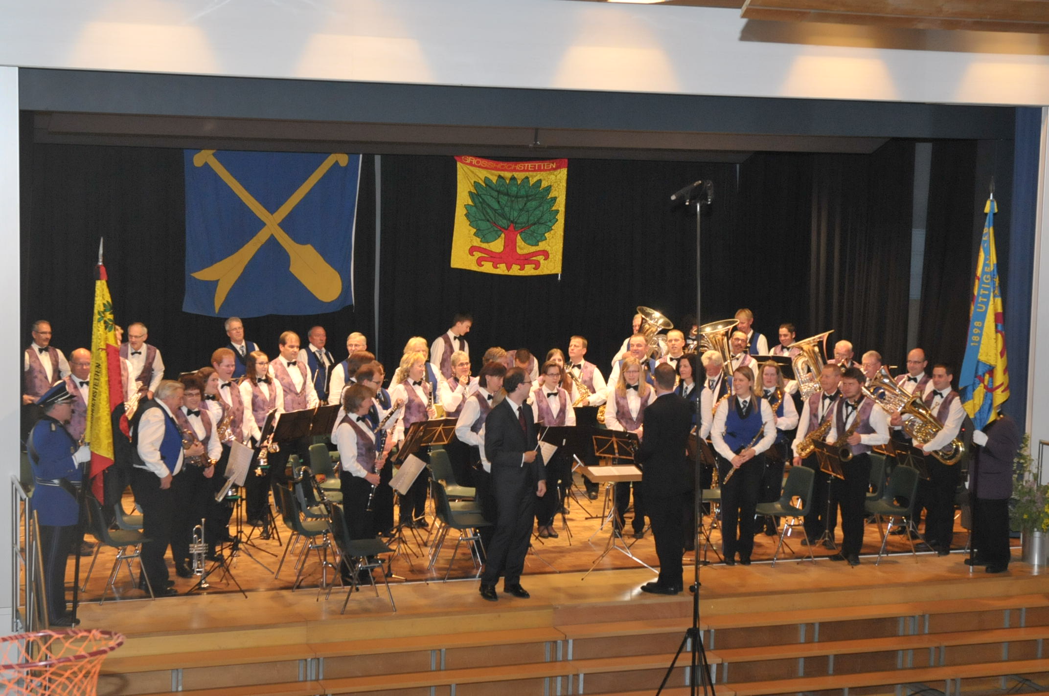 Musikanten auf Bühne stehend.