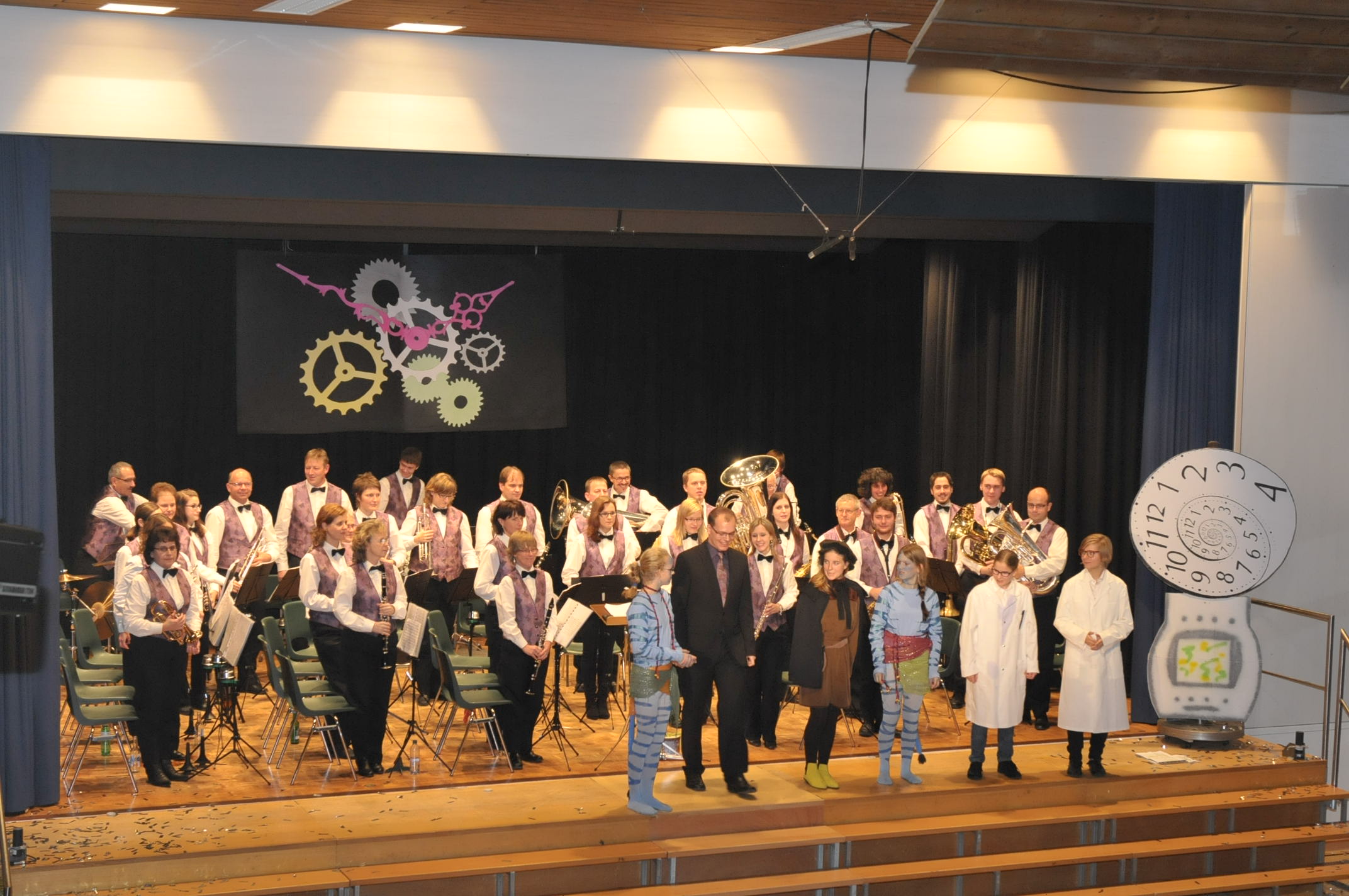 Die MGU steht auf der Bühne und nimmt den Schlussapplaus entgegen.