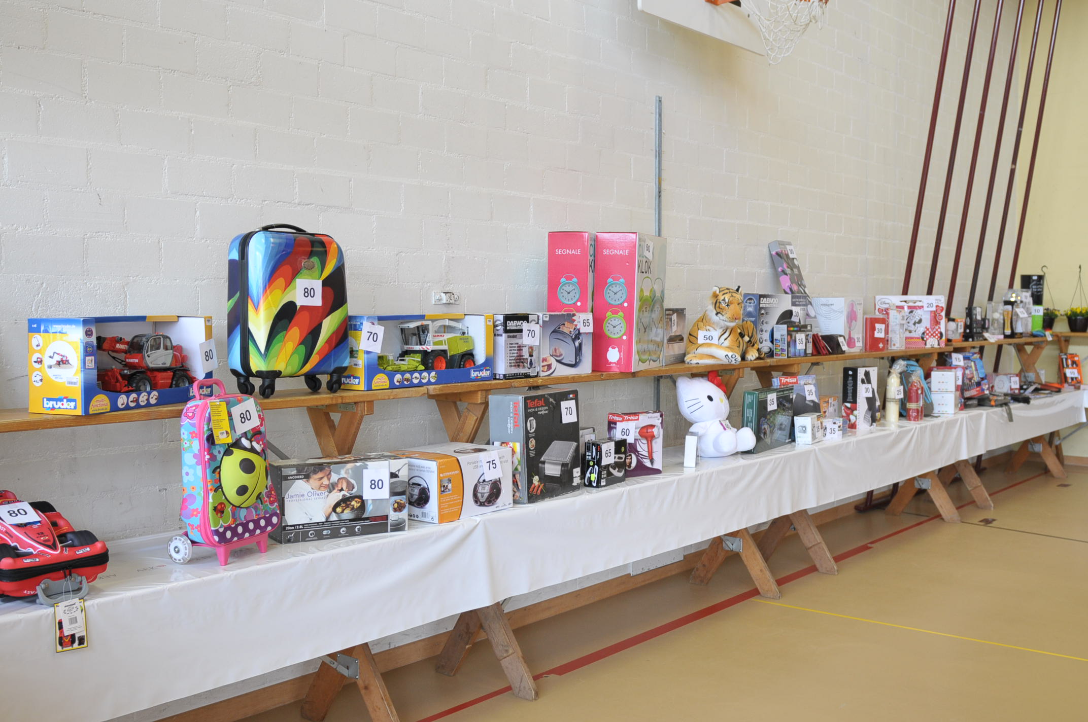 In der Turnhalle aufgebauter Gabentempel.