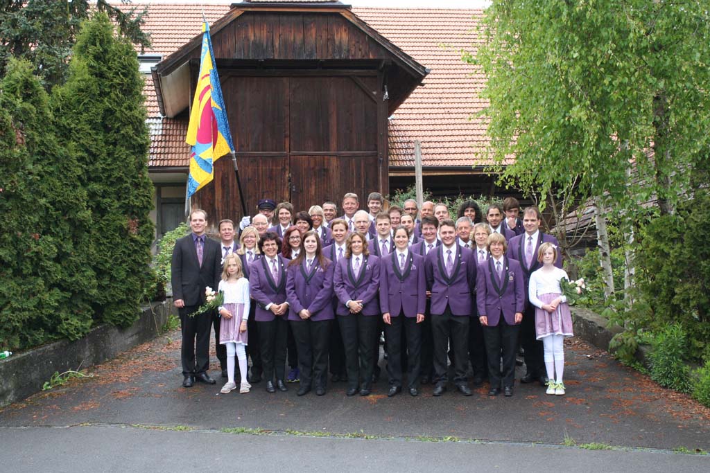 Gruppenbild der MGU vor Einfahrt eines Bauernhauses