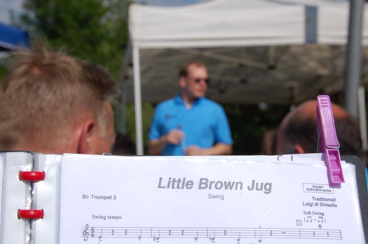 Noten vom Little Brown Jag vor unscharfem Hintergrund.