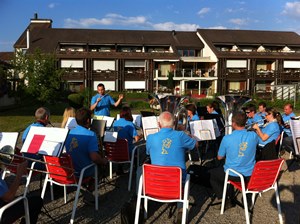 Die MGU spielt im Garten vor dem Altersheim