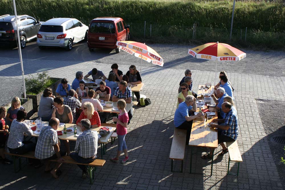 Festgesellschaft an Partygarnituren auf dem Platz beim Grüeneblätz. (von oben aufgenommen)