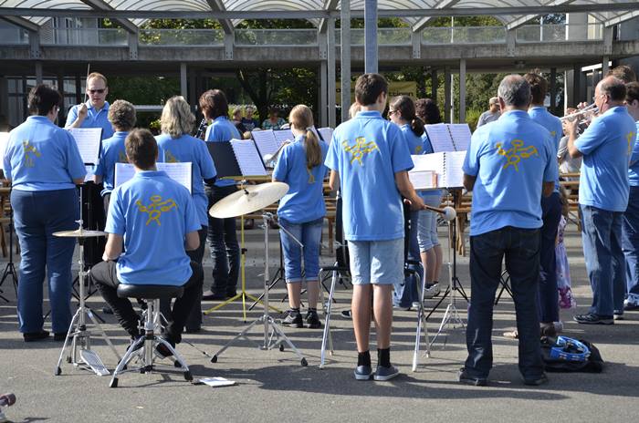 MGU unter dem Baldachin beim Mehrzweckgebäude.