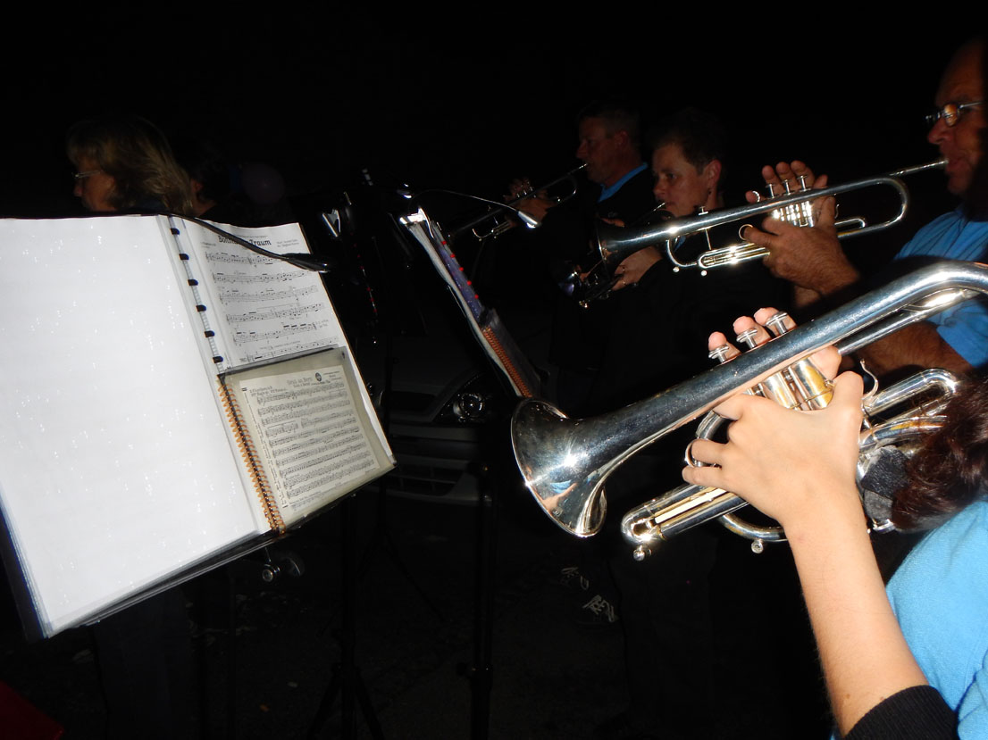 Zwei Cornets von Cornetspielerinnen im Dunkeln.