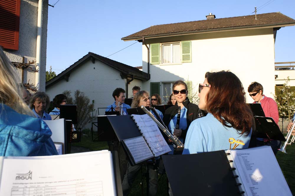 Die MGU ist im Garten zum spielen bereit.