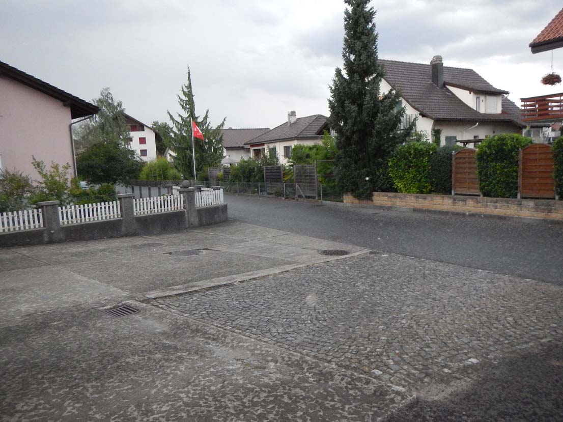 Zwei Häuser in einem Uttiger Quartier.