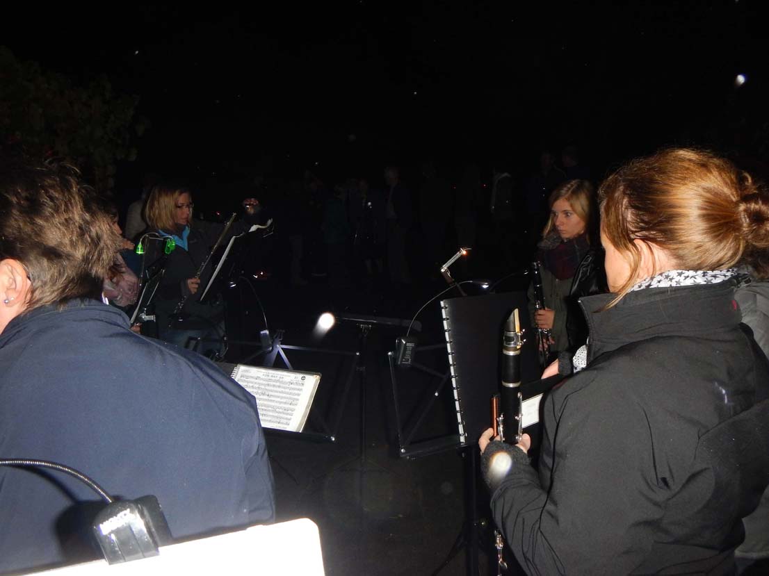 Das Klarinettenregister friert im Dunkeln.