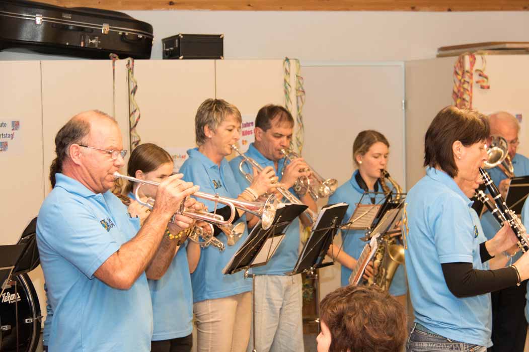 Die MGU spielt mit hellblauen T-Shirts. Im Bild das Trompetenregister.