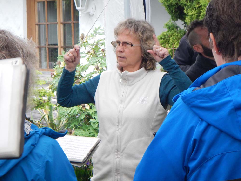 Tiziana dirigiert die MG Uttigen.