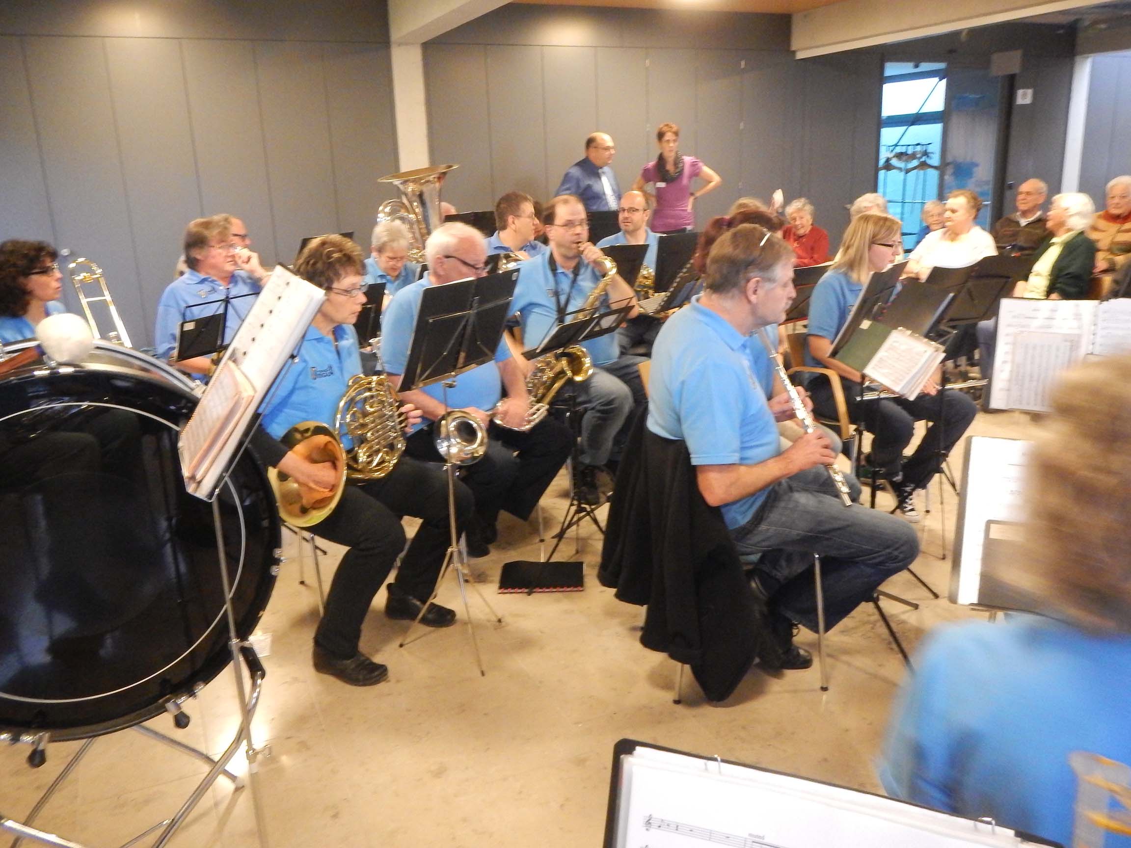 Die MGU spielt im Restaurant des Altersheims in blauen T-Shirts.