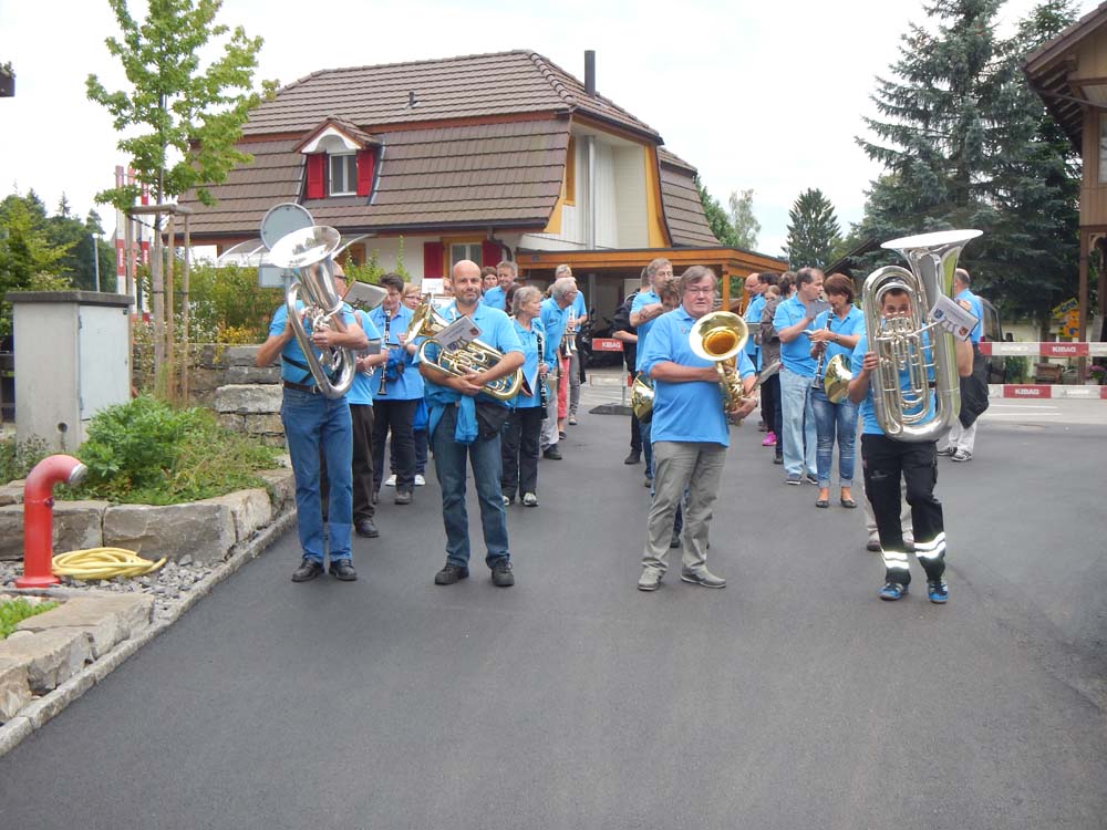 MGU in Marschmusikformation (In blauen T-Shirts.)