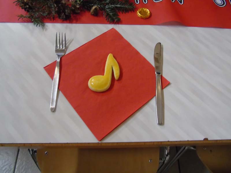 Tischset mit einem grossen Guetzli in Form einer Achtelnote.