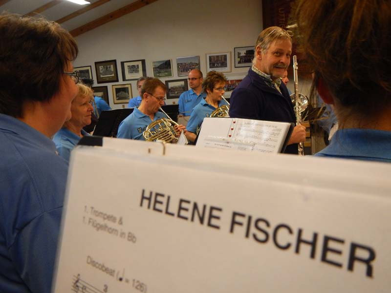 Noten von "Helene Fischer". Dahinter steht die MGU bereit.