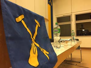 Uttigenfahne am Rednerpult.