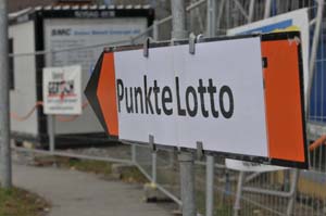 Oranger Wegweiser zum Punktelotto.