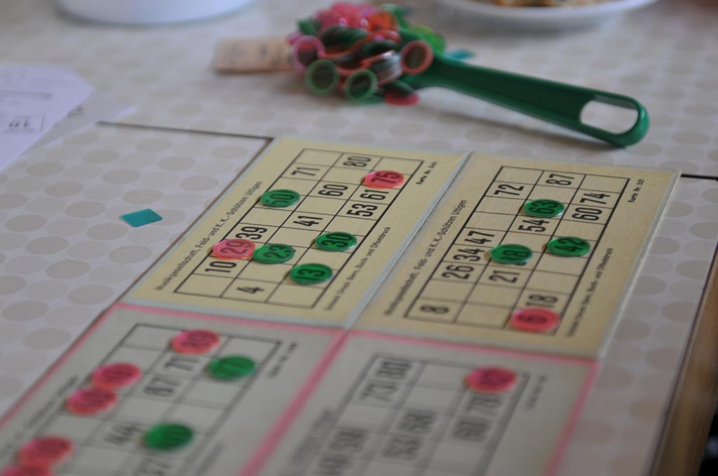 Kartons - Zum teil mit abgedeckten Nummern