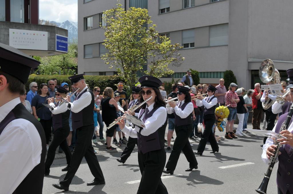 Die MGU im Gilet am Vorbeimarsch.