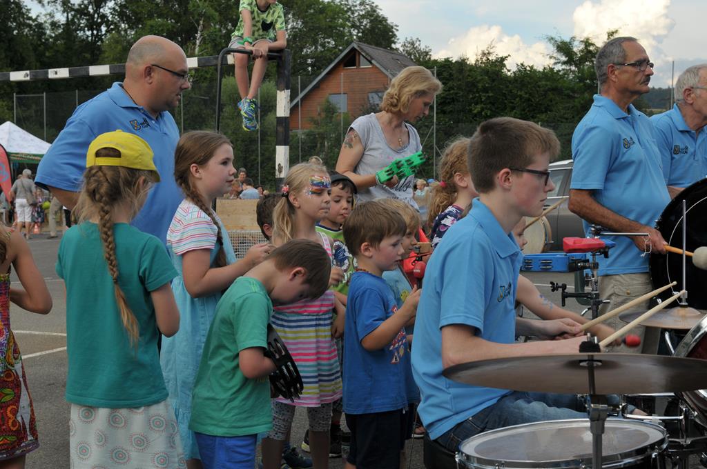 Begeisterte Kinder wollen bei uns ein Schlaginstrument ergattern, um mitzuhelfen.