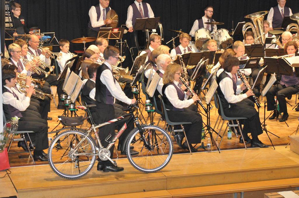 Ein Fahrrad wird auf die Bühne geschoben.
