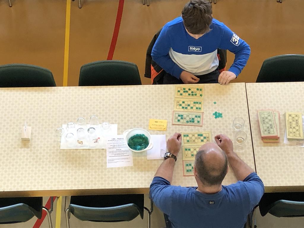 Zwei Spielende (Von der Galerie aus fotografiert)