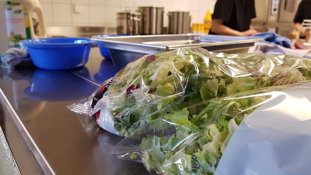 Bereit liegender Salat vor Bainemarie.