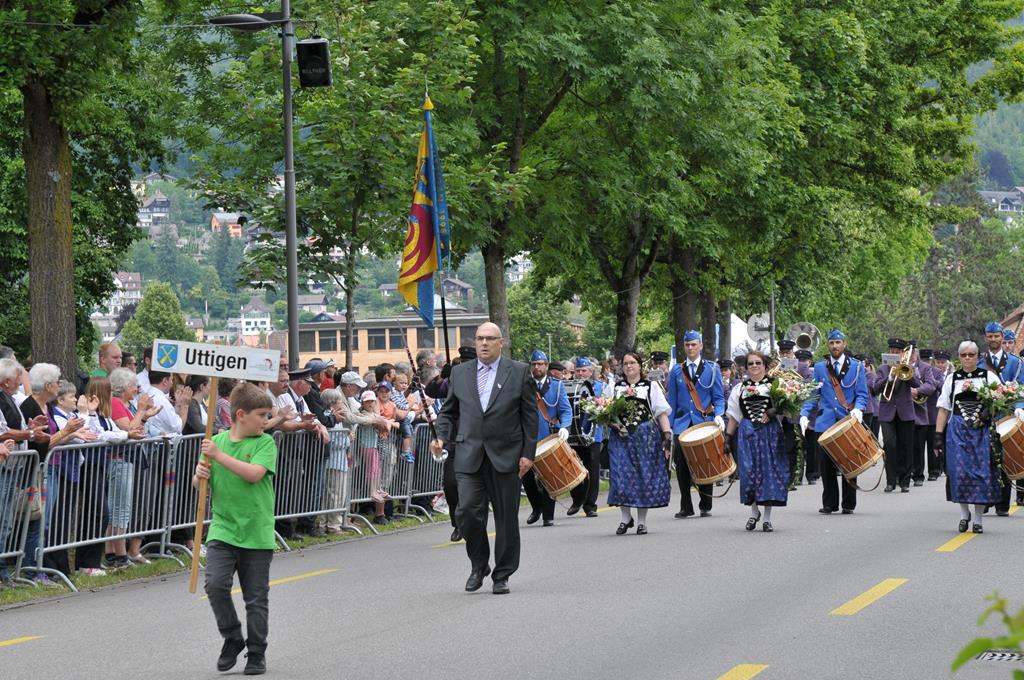 Die Musikgesellschaft Uttigen auf der Marschmusik