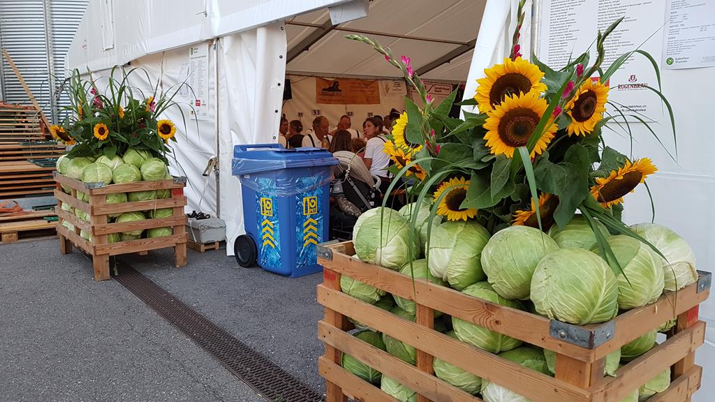 Kabisdekoration vor dem Festzelt.